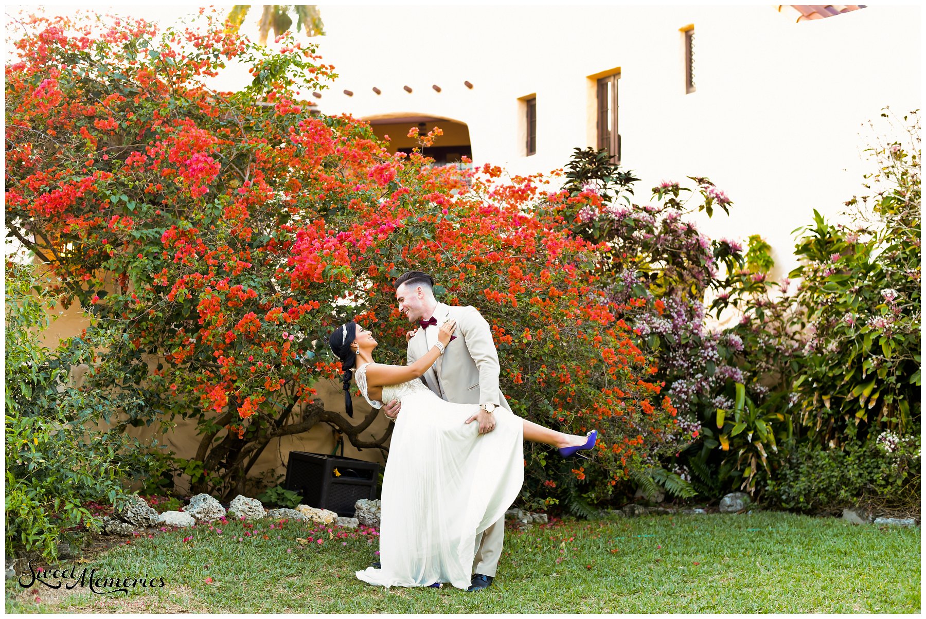 Vibrant floral arrangements, luxurious gold details, a sparkling bridal gown…and a cozy lounge area with a magic carpet! This styled shoot is the perfect nod to Disney’s Aladdin and this Aladdin inspired wedding.