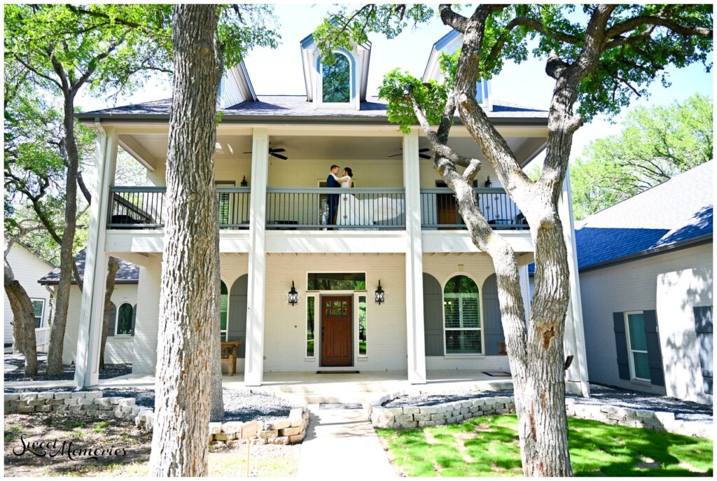 Love a good and romantic shot that features one of the best wedding venues in Austin.