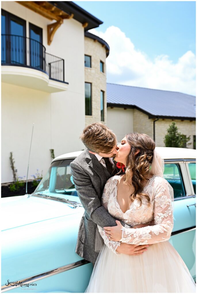 This Austin wedding was a dream! All of the modern tropical vibes at this gorgeous venue couldn't have been more perfect!
