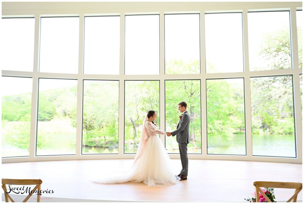 This Austin wedding was a dream! All of the modern tropical vibes at this gorgeous venue couldn't have been more perfect!
