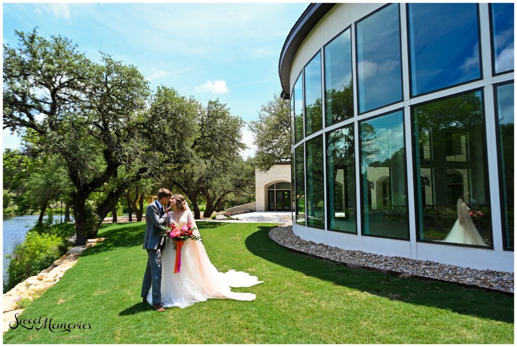 This Austin wedding was a dream! All of the modern tropical vibes at this gorgeous venue couldn't have been more perfect!
