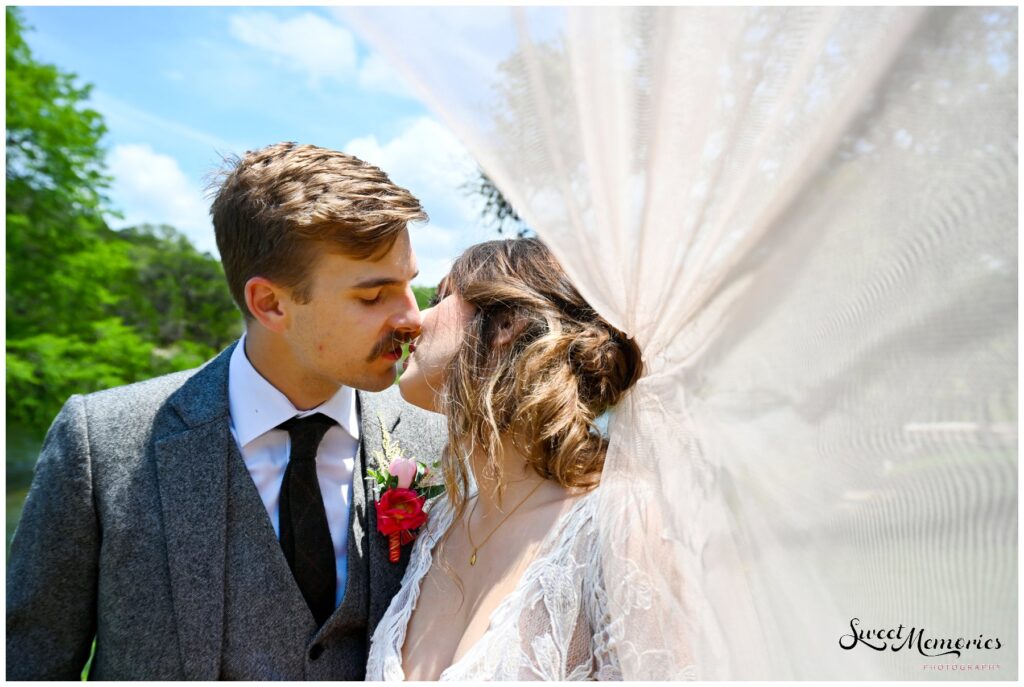 This Austin wedding was a dream! All of the modern tropical vibes at this gorgeous venue couldn't have been more perfect!
