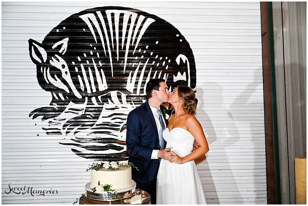 Always give a kiss after cutting the cake. 